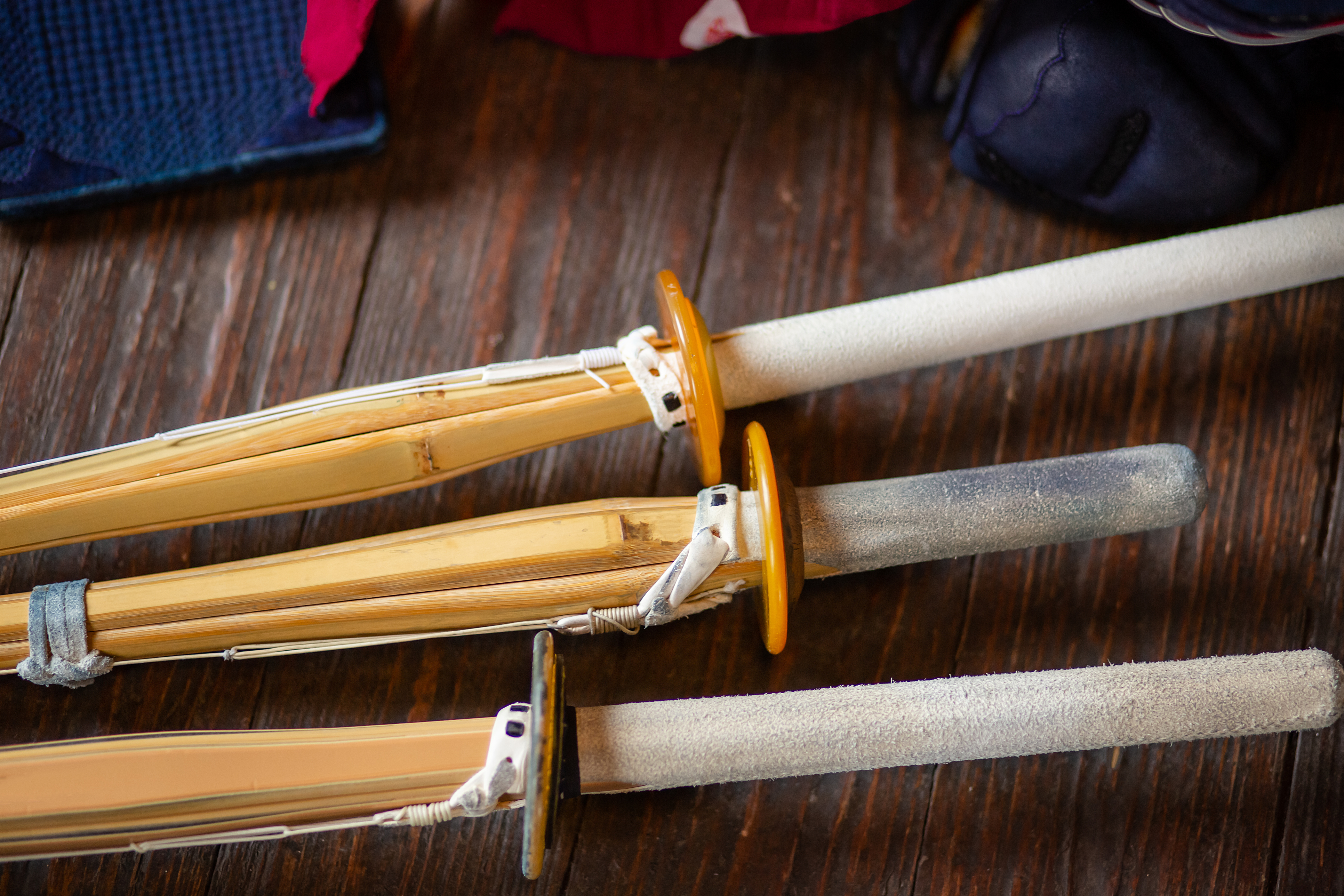 Drei-Kendo-Shinai-neben-einer-Bogu